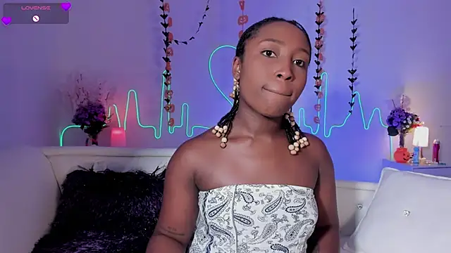 Snapshot of EmmaSanzz_ chatting on 10.16.25 EmmaSanzz online show from 10.16.25