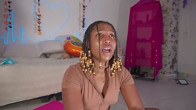 Snapshot of EmmaSanzz_ chatting on 10.27.25 EmmaSanzz online show from 10.27.25