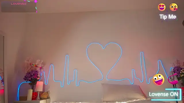 Snapshot of EmmaSanzz_ chatting on 11.06.25 EmmaSanzz online show from 11.06.25