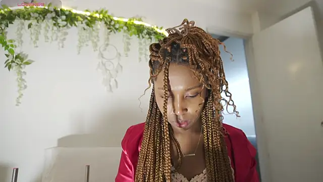 Snapshot of EmmaSanzz_ chatting on 12.04.25 EmmaSanzz online show from 12.04.25