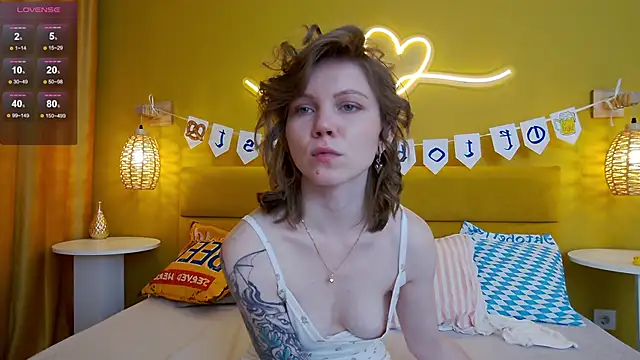 Snapshot of lessysweety chatting on 09.29.25 lessysweety online show from 09.29.25