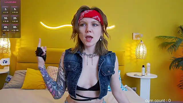 Snapshot of lessysweety chatting on 10.01.25 lessysweety online show from 10.01.25