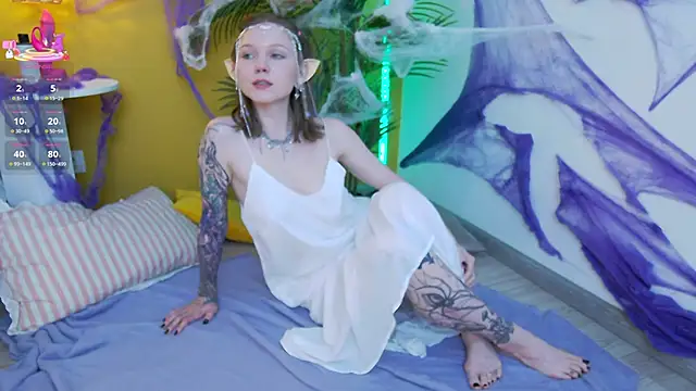 Snapshot of lessysweety chatting on 10.24.25 lessysweety online show from 10.24.25