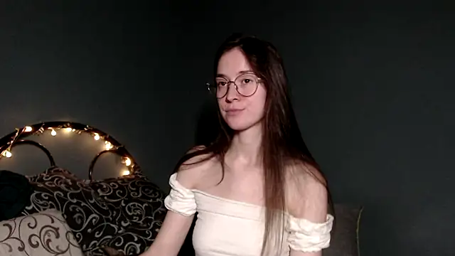 Snapshot of wow__kelly chatting on 10.25.25 wow kelly online show from 10.25.25