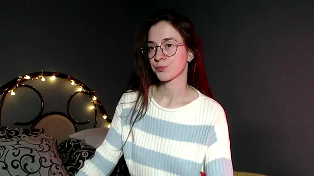 Snapshot of wow__kelly chatting on 11.26.25 wow kelly online show from 11.26.25