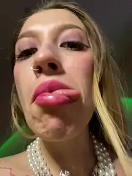 Snapshot of Dooubletroublee chatting on 03.21.25 Dooubletroublee online show from 03.21.25