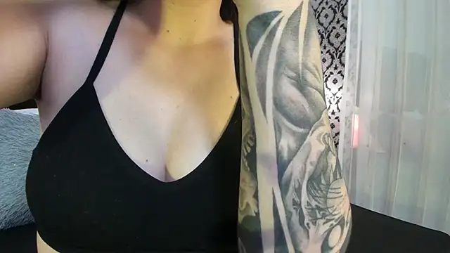 Snapshot of Adeelinee chatting on 11.12.25 Adeelinee online show from 11.12.25