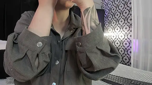 Snapshot of Adeelinee chatting on 11.18.25 Adeelinee online show from 11.18.25