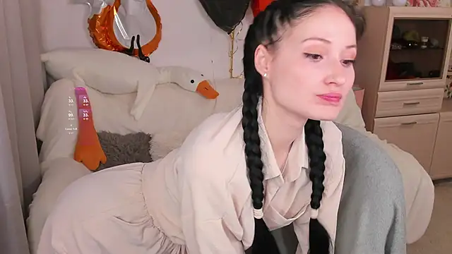 Snapshot of LisaMooore chatting on 12.19.25 LisaMooore online show from 12.19.25