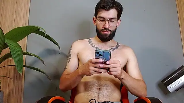 Snapshot of Mr_WhiteCock chatting on 09.12.25 Mr WhiteCock online show from 09.12.25