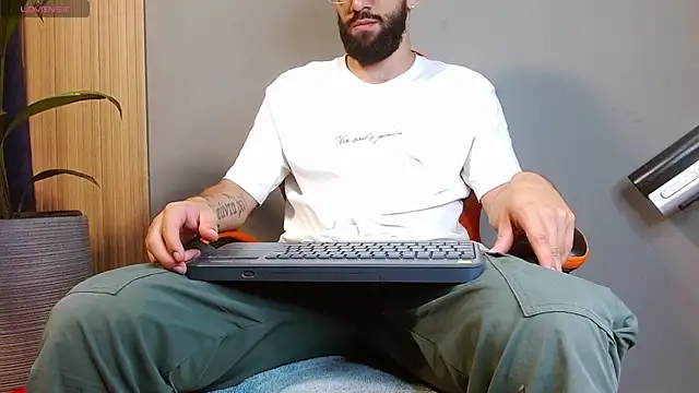 Snapshot of Mr_WhiteCock chatting on 09.19.25 Mr WhiteCock online show from 09.19.25