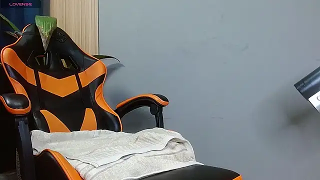 Snapshot of Mr_WhiteCock chatting on 10.23.25 Mr WhiteCock online show from 10.23.25