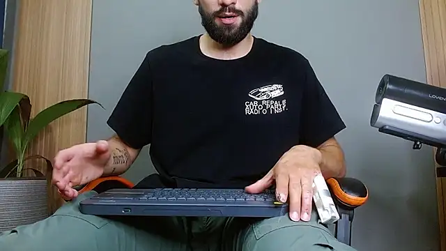 Snapshot of Mr_WhiteCock chatting on 10.28.25 Mr WhiteCock online show from 10.28.25