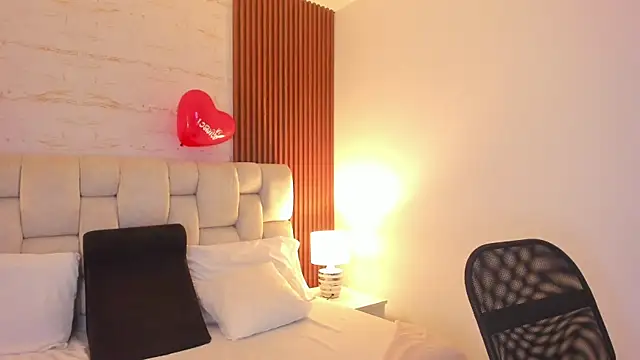 Snapshot of SophiaWylde chatting on 02.17.25 SophiaWylde online show from 02.17.25