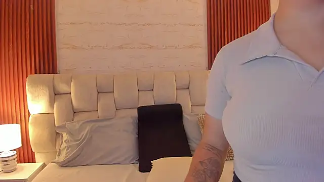 Snapshot of SophiaWylde chatting on 02.21.25 SophiaWylde online show from 02.21.25