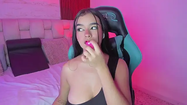 Snapshot of SophiaWylde chatting on 10.07.25 SophiaWylde online show from 10.07.25