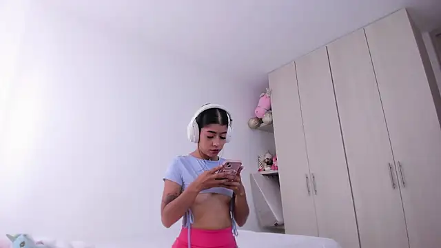 Snapshot of analia_collins chatting on 09.19.25 analia collins online show from 09.19.25