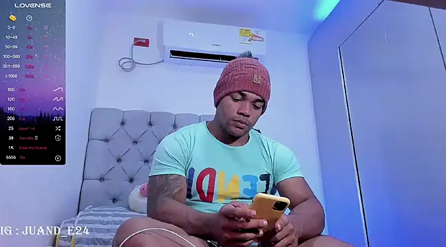 Snapshot of juande_24 chatting on 03.15.25 juande 24 online show from 03.15.25