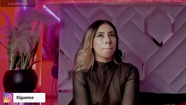 Snapshot of Sara_Foxx1 chatting on 12.18.25 Sara Foxx1 online show from 12.18.25