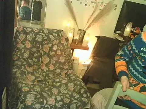 Snapshot of DaddyQuimHot chatting on 12.19.24 DaddyQuimHot online show from 12.19.24