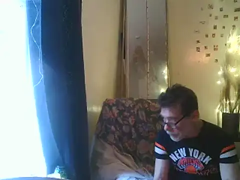 Snapshot of DaddyQuimHot chatting on 02.11.25 DaddyQuimHot online show from 02.11.25