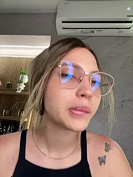 Snapshot of Ary1_ chatting on 10.18.25 Ary1 online show from 10.18.25