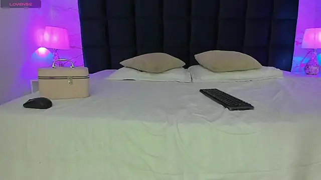 Snapshot of Ary1_ chatting on 11.13.25 Ary1 online show from 11.13.25