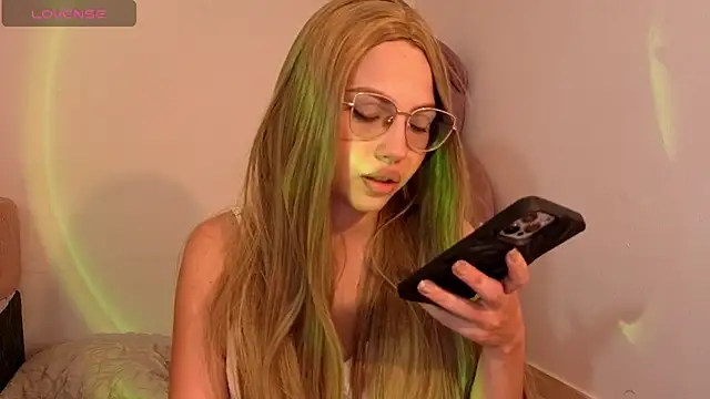 Snapshot of Ary1_ chatting on 11.19.25 Ary1 online show from 11.19.25