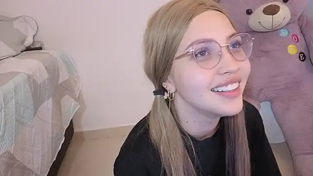 Snapshot of Ary1_ chatting on 12.14.25 Ary1 online show from 12.14.25