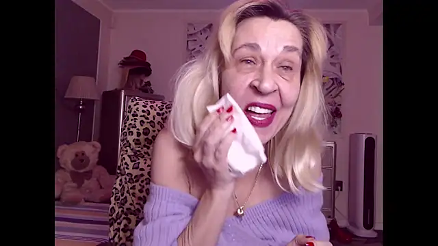 Snapshot of HornyMilf_555 chatting on 12.22.25 HornyMilf 555 online show from 12.22.25