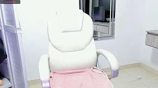 Snapshot of dahian_carter chatting on 10.28.25 dahian carter online show from 10.28.25