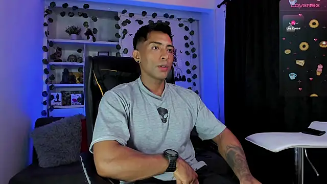 Snapshot of Couple_muscle1 chatting on 12.30.24 Couple muscle1 online show from 12.30.24