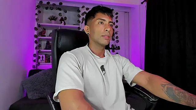 Snapshot of Couple_muscle1 chatting on 01.01.25 Couple muscle1 online show from 01.01.25