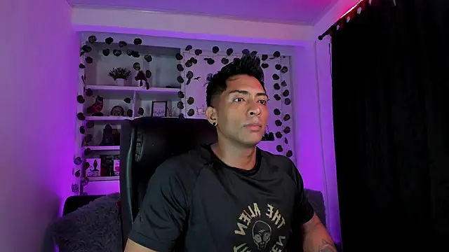 Snapshot of Couple_muscle1 chatting on 01.04.25 Couple muscle1 online show from 01.04.25