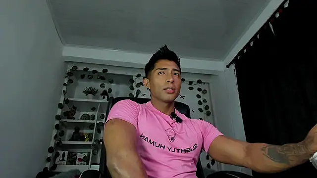 Snapshot of Couple_muscle1 chatting on 01.05.25 Couple muscle1 online show from 01.05.25