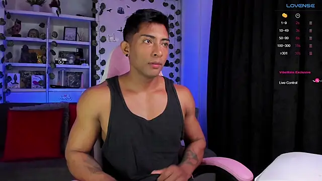 Snapshot of Couple_muscle1 chatting on 01.13.25 Couple muscle1 online show from 01.13.25