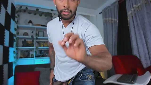 Snapshot of Couple_muscle1 chatting on 12.01.25 Couple muscle1 online show from 12.01.25