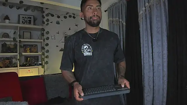 Snapshot of Couple_muscle1 chatting on 01.06.26 Couple muscle1 online show from 01.06.26