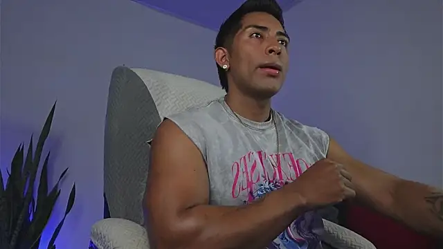 Snapshot of Couple_muscle1 chatting on 06.25.26 Couple muscle1 online show from 06.25.26