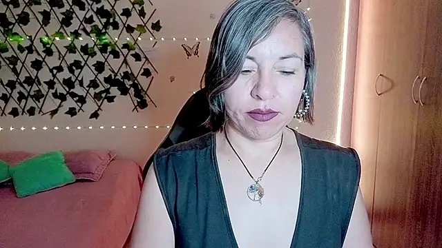 Lady breaks hearts online show from 12.01.25