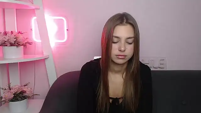 Snapshot of MilanaAngelAs chatting on 10.13.25 MilanaAngelAs online show from 10.13.25