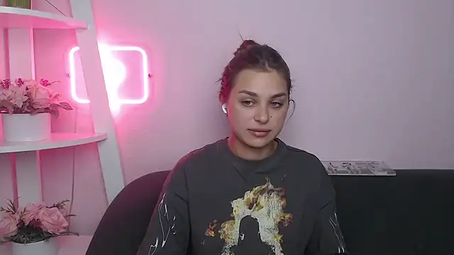 Snapshot of MilanaAngelAs chatting on 10.28.25 MilanaAngelAs online show from 10.28.25