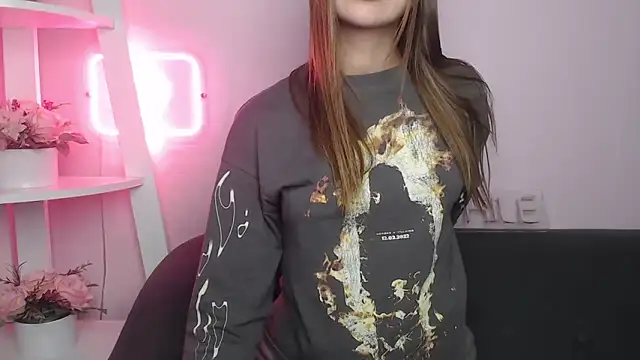 Snapshot of MilanaAngelAs chatting on 11.16.25 MilanaAngelAs online show from 11.16.25