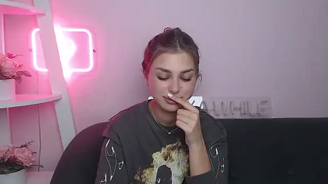 Snapshot of MilanaAngelAs chatting on 11.24.25 MilanaAngelAs online show from 11.24.25