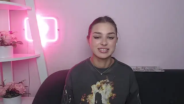 Snapshot of MilanaAngelAs chatting on 11.30.25 MilanaAngelAs online show from 11.30.25