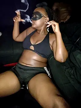 KikiLovesD online show from 10.13.25