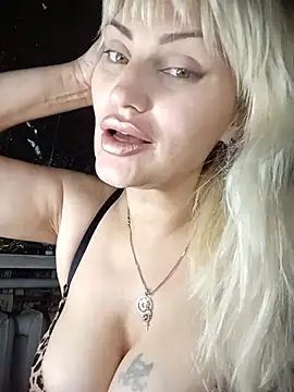 Snapshot of Freya_Milf chatting on 10.10.25 Freya Milf online show from 10.10.25