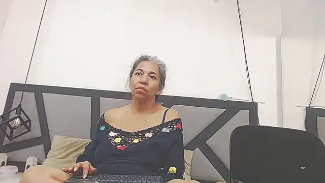 Snapshot of chanel_grant chatting on 11.04.25 chanel grant online show from 11.04.25