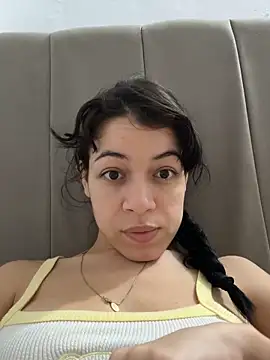 Snapshot of Caribbean_beauty_ chatting on 12.20.25 Caribbean beauty online show from 12.20.25