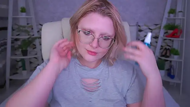 Snapshot of CoolTatis chatting on 05.19.26 CoolTatis online show from 05.19.26